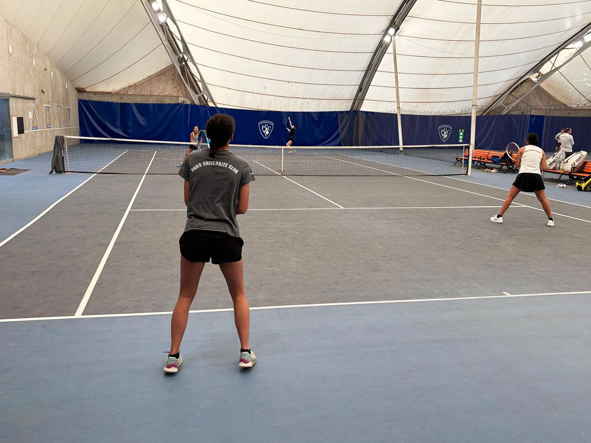 Courts interieurs résines – © PUC Tennis